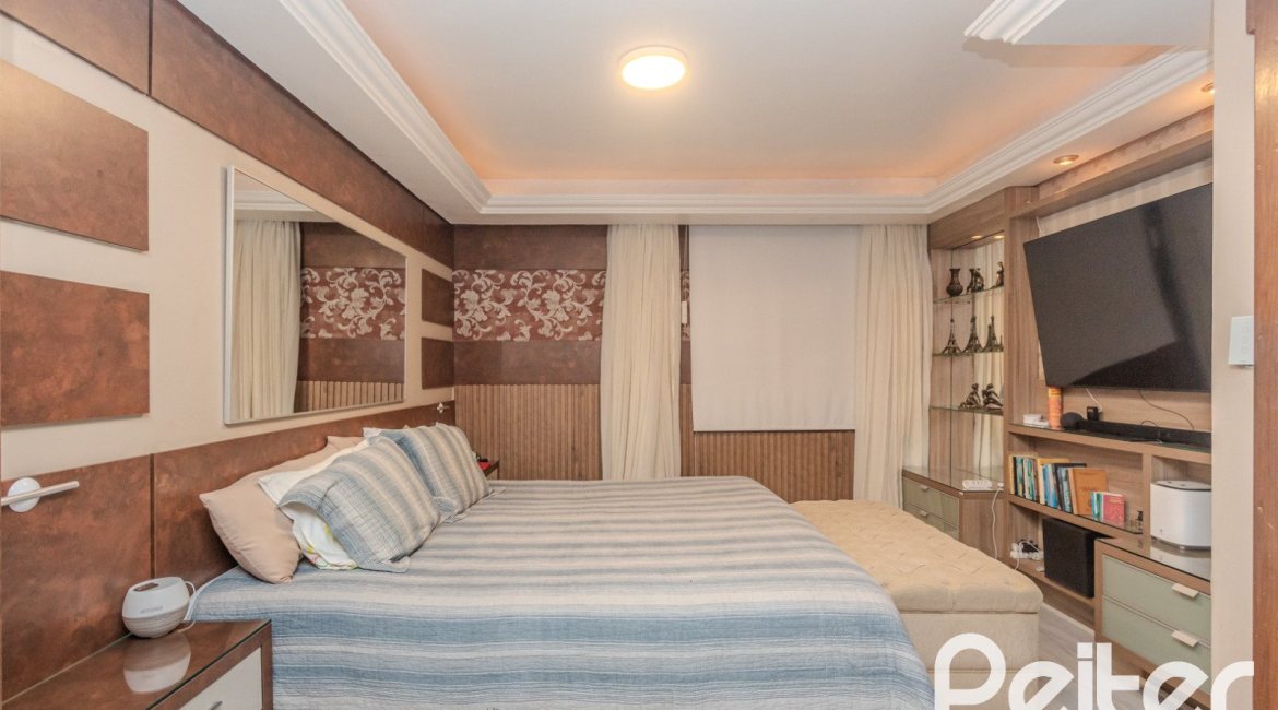 Casa à venda com 359m², 3 dormitórios, 1 suíte, 3 vagas, no bairro Vila Assunção em Porto Alegre
