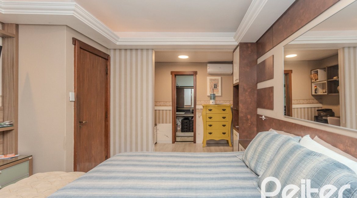 Casa à venda com 359m², 3 dormitórios, 1 suíte, 3 vagas, no bairro Vila Assunção em Porto Alegre