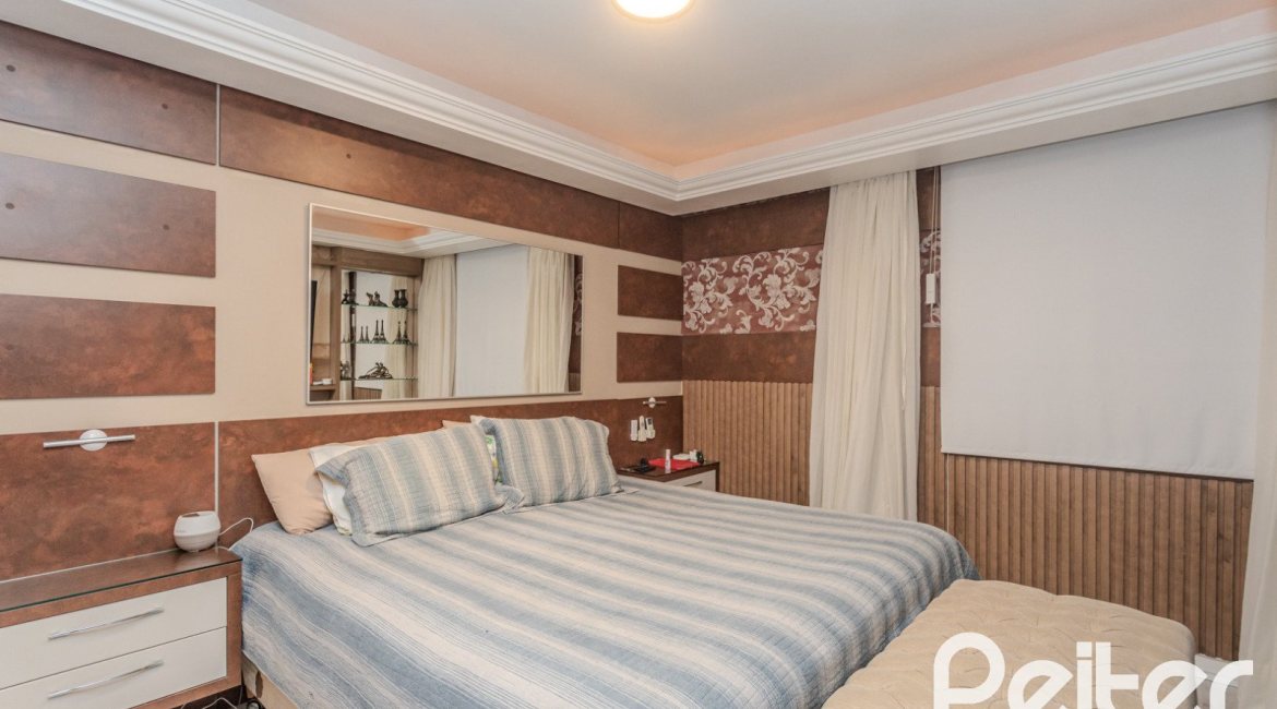 Casa à venda com 359m², 3 dormitórios, 1 suíte, 3 vagas, no bairro Vila Assunção em Porto Alegre