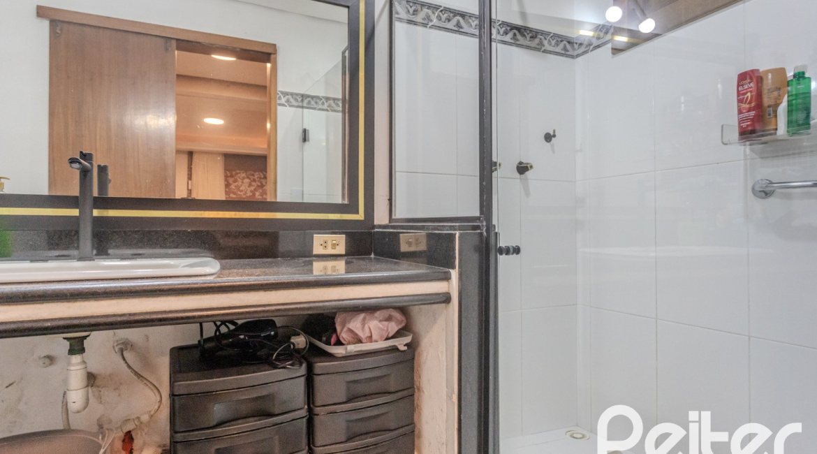 Casa à venda com 359m², 3 dormitórios, 1 suíte, 3 vagas, no bairro Vila Assunção em Porto Alegre