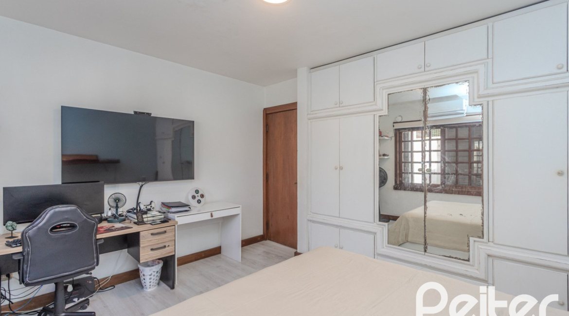 Casa à venda com 359m², 3 dormitórios, 1 suíte, 3 vagas, no bairro Vila Assunção em Porto Alegre