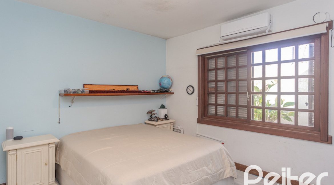 Casa à venda com 359m², 3 dormitórios, 1 suíte, 3 vagas, no bairro Vila Assunção em Porto Alegre