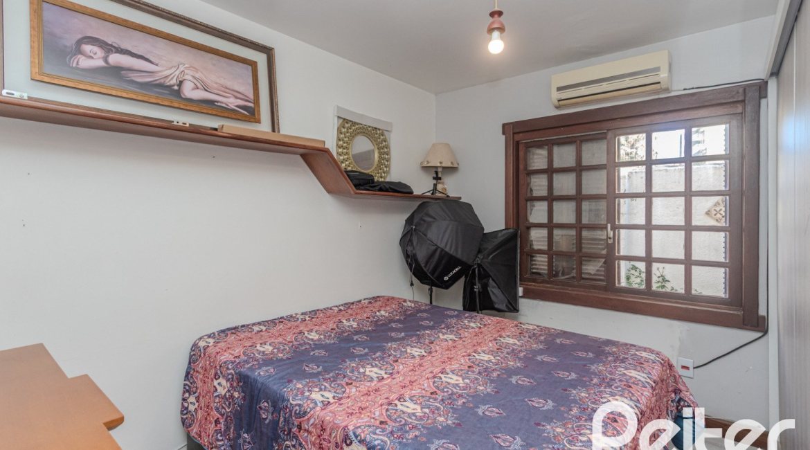 Casa à venda com 359m², 3 dormitórios, 1 suíte, 3 vagas, no bairro Vila Assunção em Porto Alegre