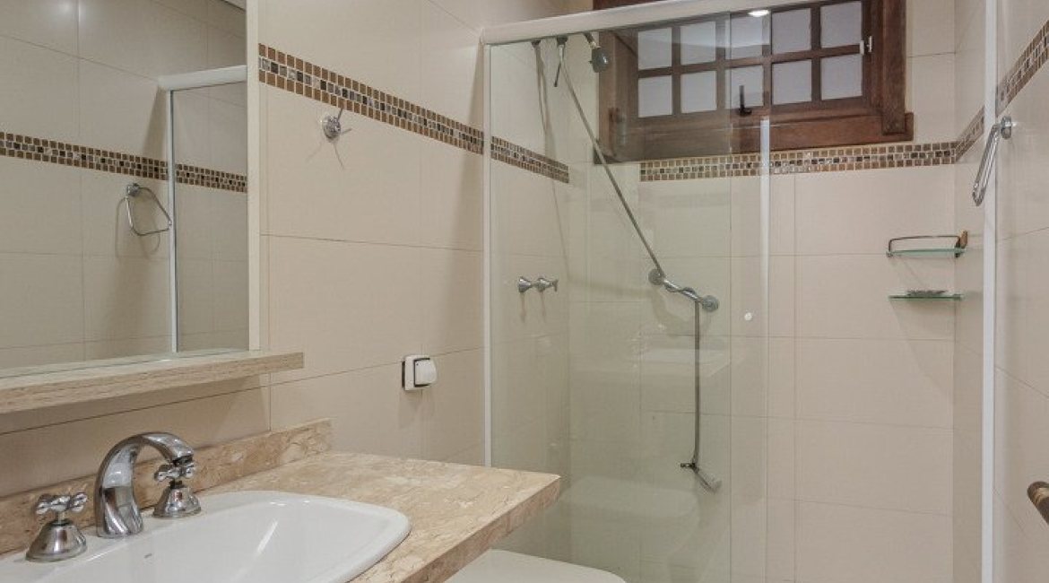 Casa à venda com 359m², 3 dormitórios, 1 suíte, 3 vagas, no bairro Vila Assunção em Porto Alegre