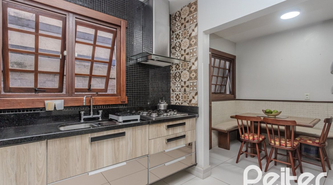 Casa à venda com 359m², 3 dormitórios, 1 suíte, 3 vagas, no bairro Vila Assunção em Porto Alegre