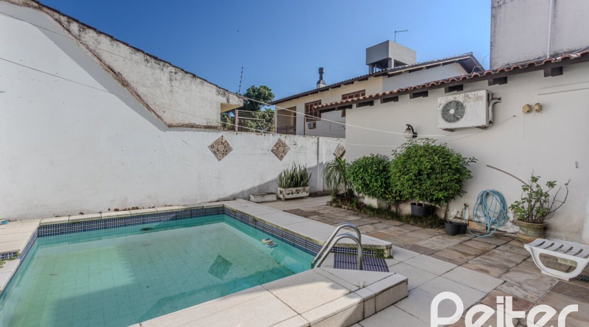 Casa à venda com 359m², 3 dormitórios, 1 suíte, 3 vagas, no bairro Vila Assunção em Porto Alegre