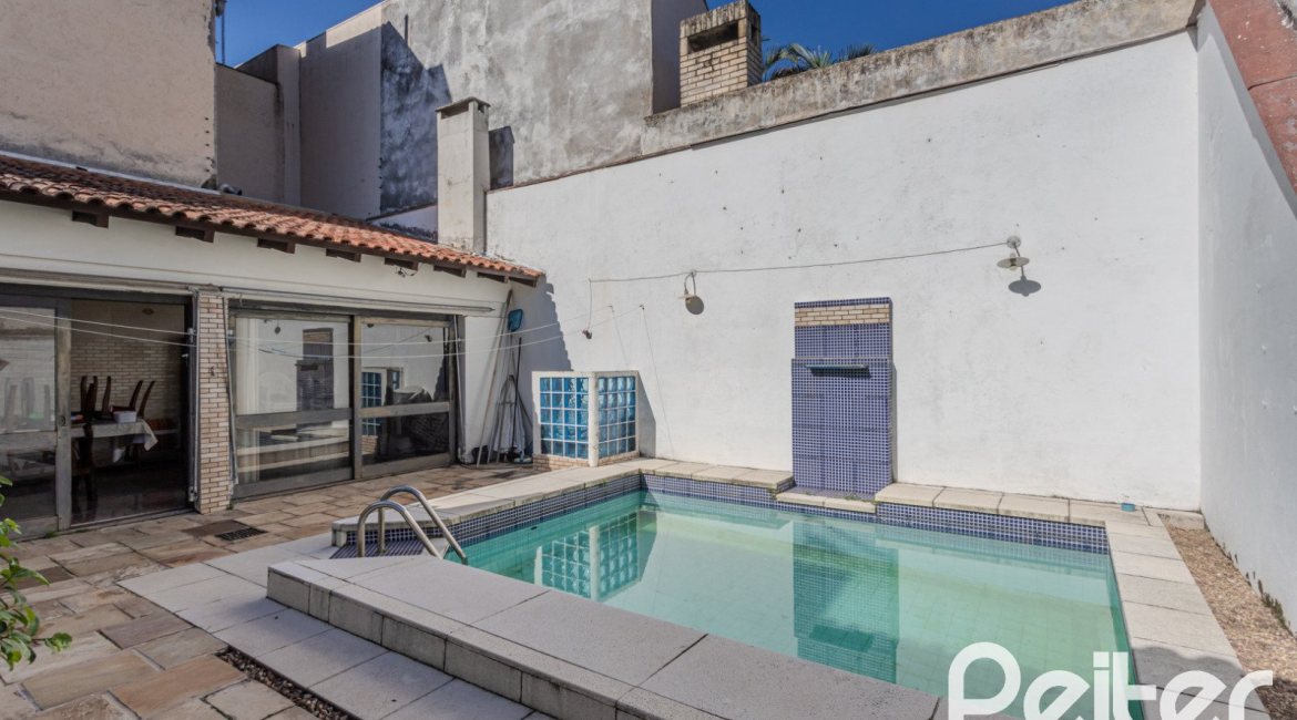 Casa à venda com 359m², 3 dormitórios, 1 suíte, 3 vagas, no bairro Vila Assunção em Porto Alegre