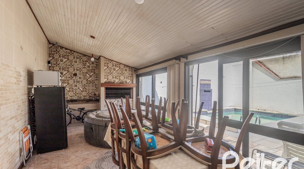 Casa à venda com 359m², 3 dormitórios, 1 suíte, 3 vagas, no bairro Vila Assunção em Porto Alegre