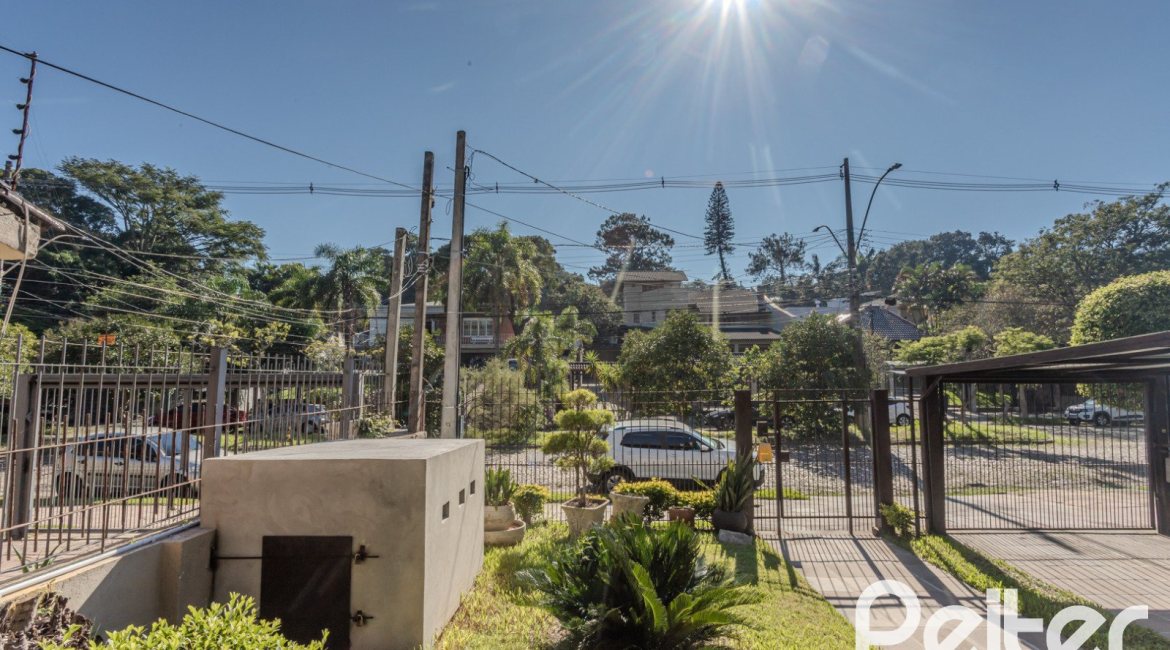 Casa à venda com 359m², 3 dormitórios, 1 suíte, 3 vagas, no bairro Vila Assunção em Porto Alegre
