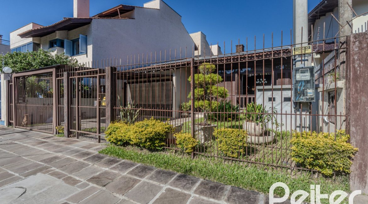Casa à venda com 359m², 3 dormitórios, 1 suíte, 3 vagas, no bairro Vila Assunção em Porto Alegre