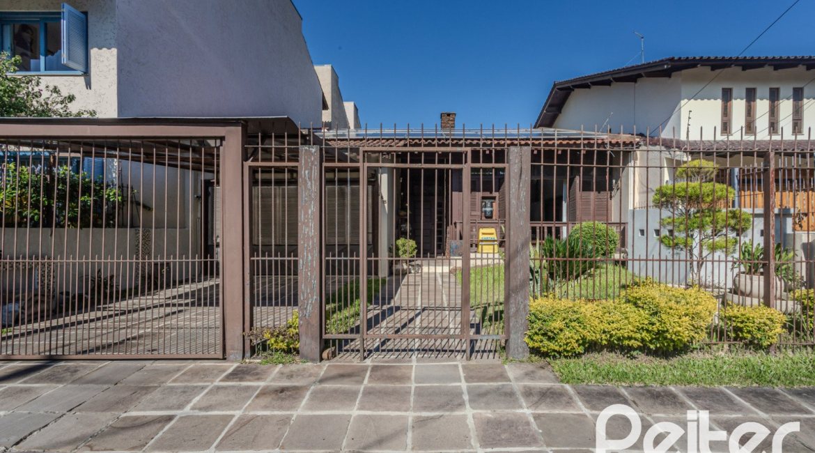 Casa à venda com 359m², 3 dormitórios, 1 suíte, 3 vagas, no bairro Vila Assunção em Porto Alegre
