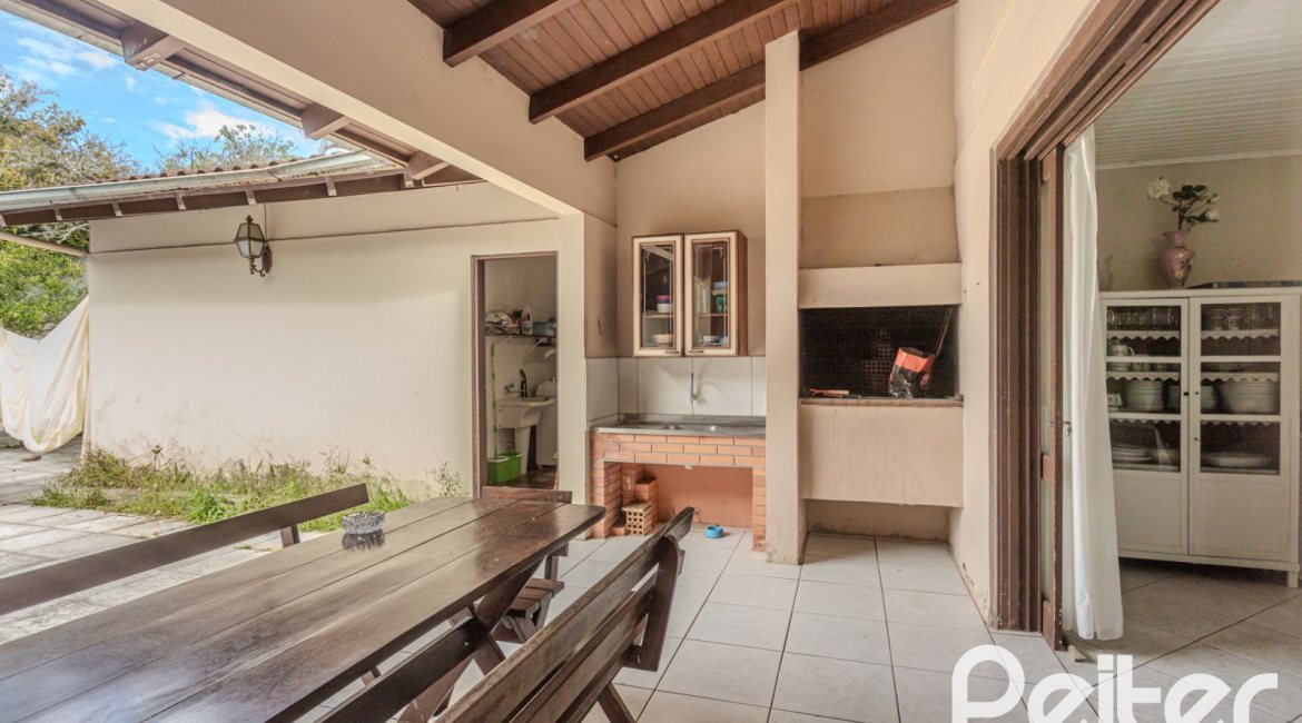 Casa à venda com 248m², 3 dormitórios, 1 suíte, 4 vagas, no bairro Ipanema em Porto Alegre