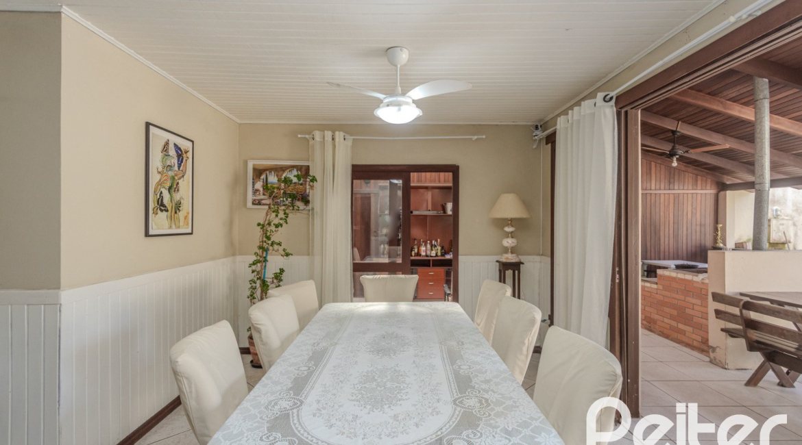 Casa à venda com 248m², 3 dormitórios, 1 suíte, 4 vagas, no bairro Ipanema em Porto Alegre