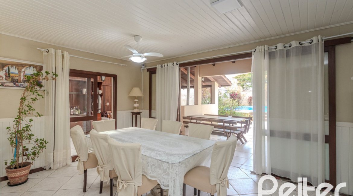Casa à venda com 248m², 3 dormitórios, 1 suíte, 4 vagas, no bairro Ipanema em Porto Alegre