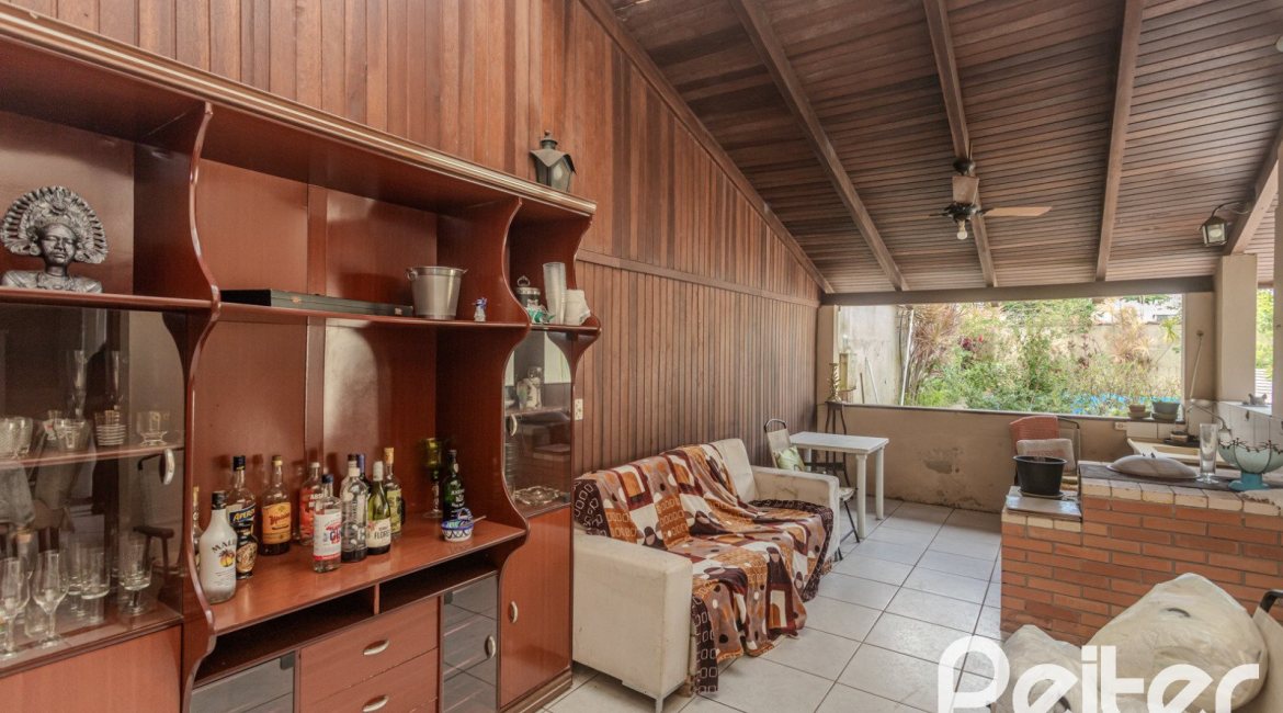 Casa à venda com 248m², 3 dormitórios, 1 suíte, 4 vagas, no bairro Ipanema em Porto Alegre