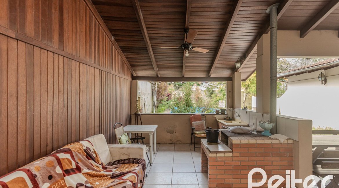Casa à venda com 248m², 3 dormitórios, 1 suíte, 4 vagas, no bairro Ipanema em Porto Alegre