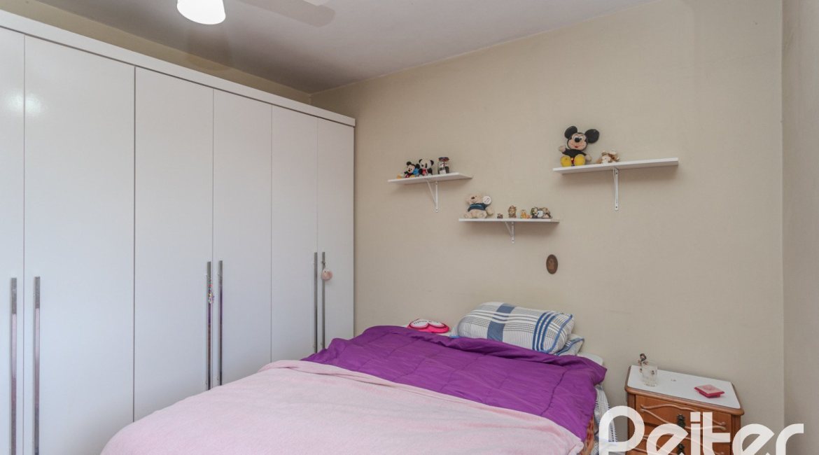 Casa à venda com 248m², 3 dormitórios, 1 suíte, 4 vagas, no bairro Ipanema em Porto Alegre