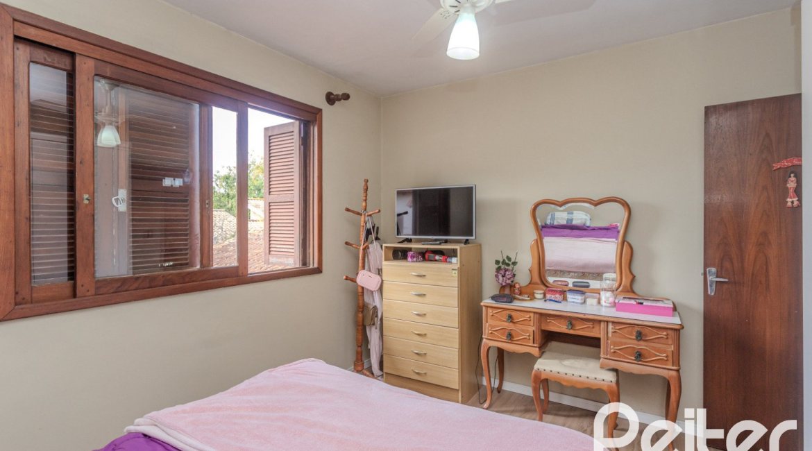Casa à venda com 248m², 3 dormitórios, 1 suíte, 4 vagas, no bairro Ipanema em Porto Alegre