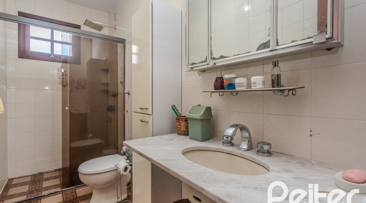 Casa à venda com 248m², 3 dormitórios, 1 suíte, 4 vagas, no bairro Ipanema em Porto Alegre