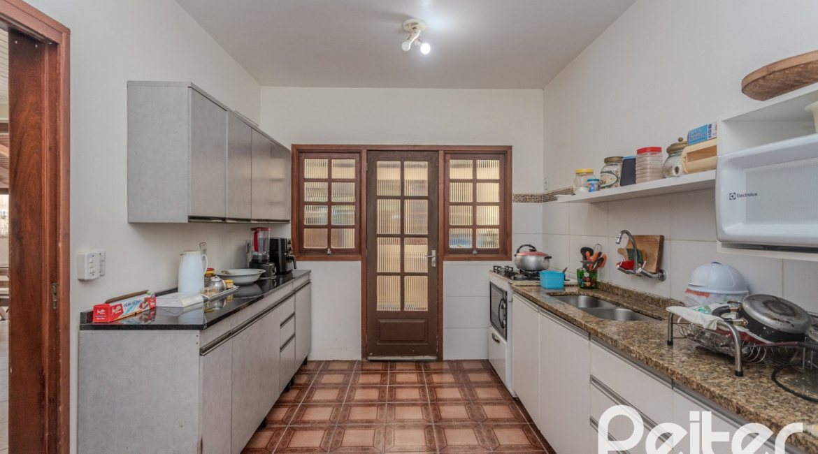 Casa à venda com 248m², 3 dormitórios, 1 suíte, 4 vagas, no bairro Ipanema em Porto Alegre