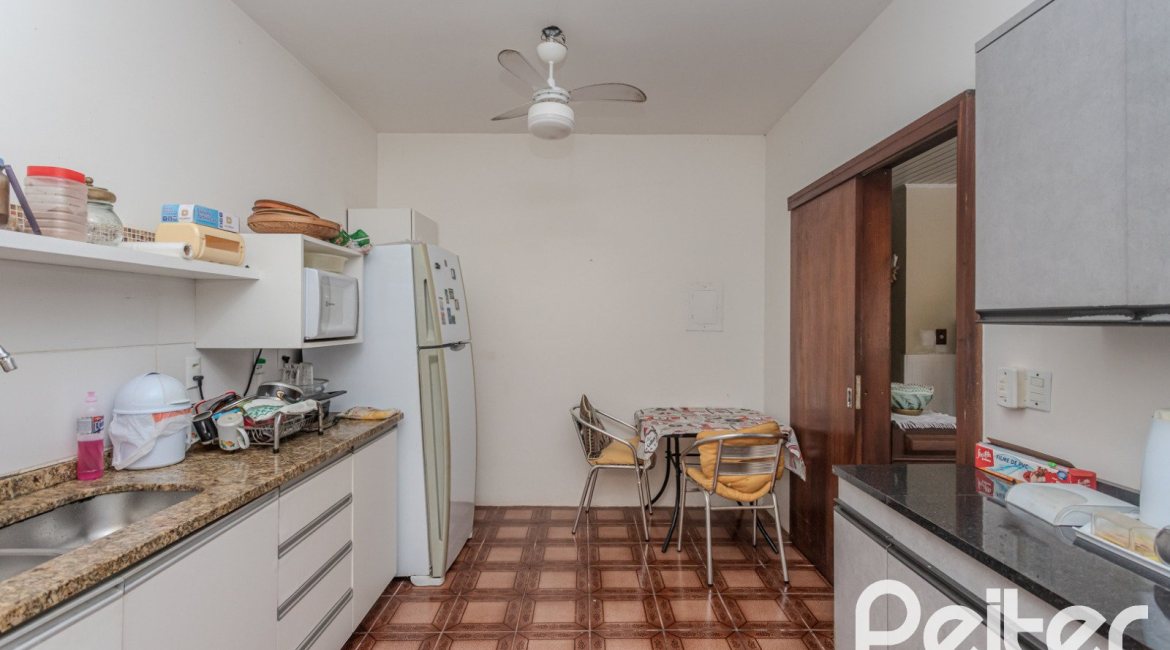 Casa à venda com 248m², 3 dormitórios, 1 suíte, 4 vagas, no bairro Ipanema em Porto Alegre