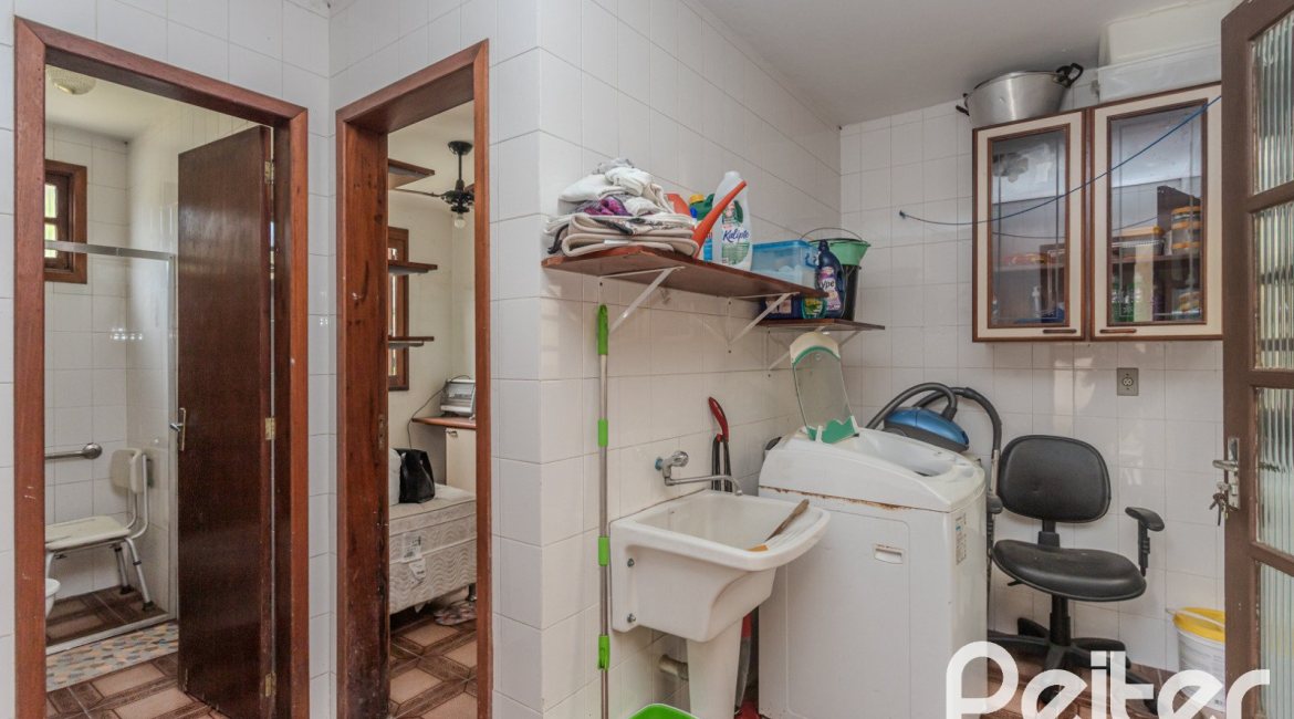 Casa à venda com 248m², 3 dormitórios, 1 suíte, 4 vagas, no bairro Ipanema em Porto Alegre