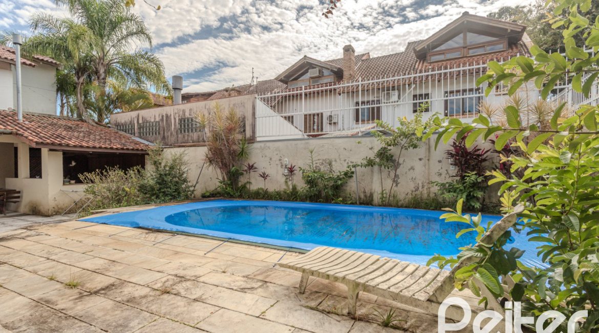 Casa à venda com 248m², 3 dormitórios, 1 suíte, 4 vagas, no bairro Ipanema em Porto Alegre