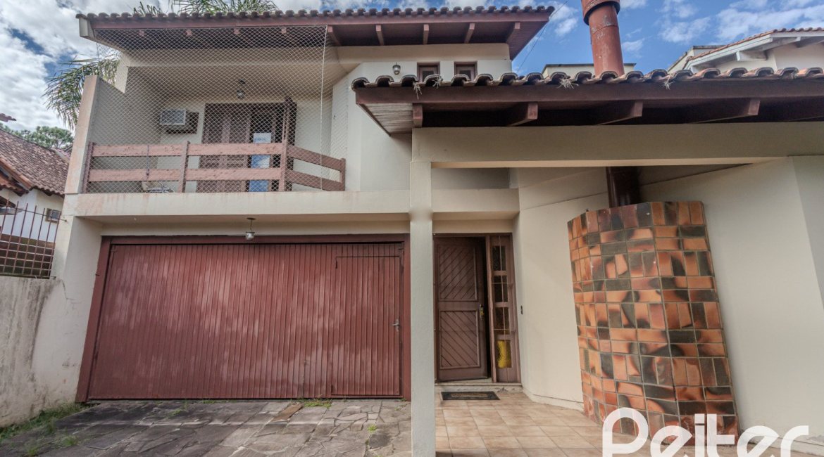 Casa à venda com 248m², 3 dormitórios, 1 suíte, 4 vagas, no bairro Ipanema em Porto Alegre