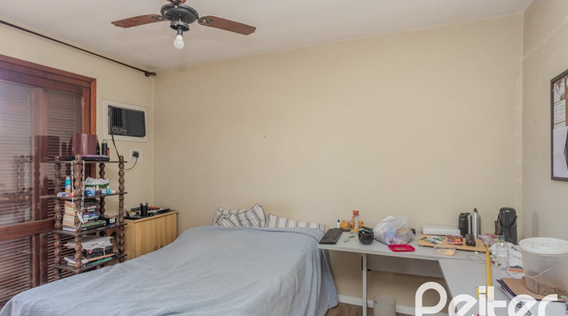 Casa à venda com 248m², 3 dormitórios, 1 suíte, 4 vagas, no bairro Ipanema em Porto Alegre