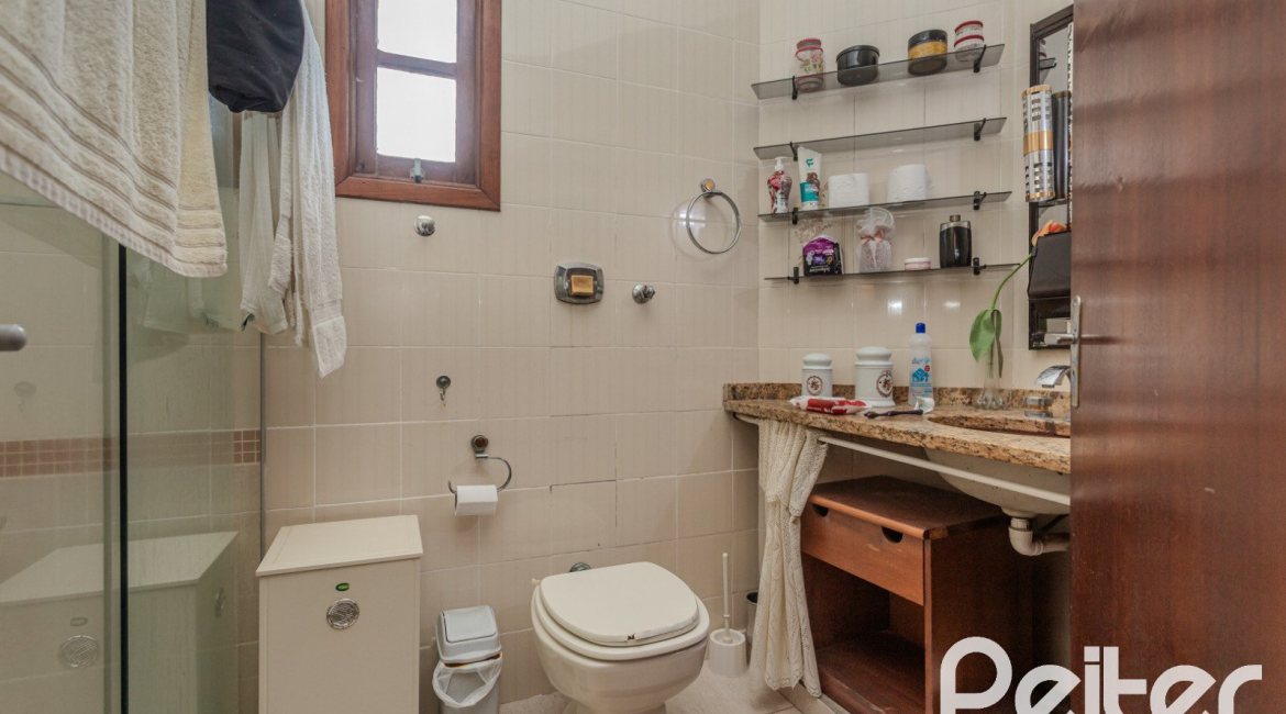 Casa à venda com 248m², 3 dormitórios, 1 suíte, 4 vagas, no bairro Ipanema em Porto Alegre