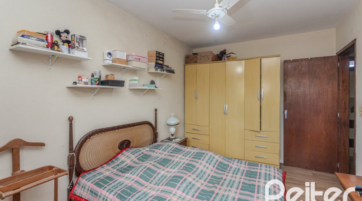 Casa à venda com 248m², 3 dormitórios, 1 suíte, 4 vagas, no bairro Ipanema em Porto Alegre