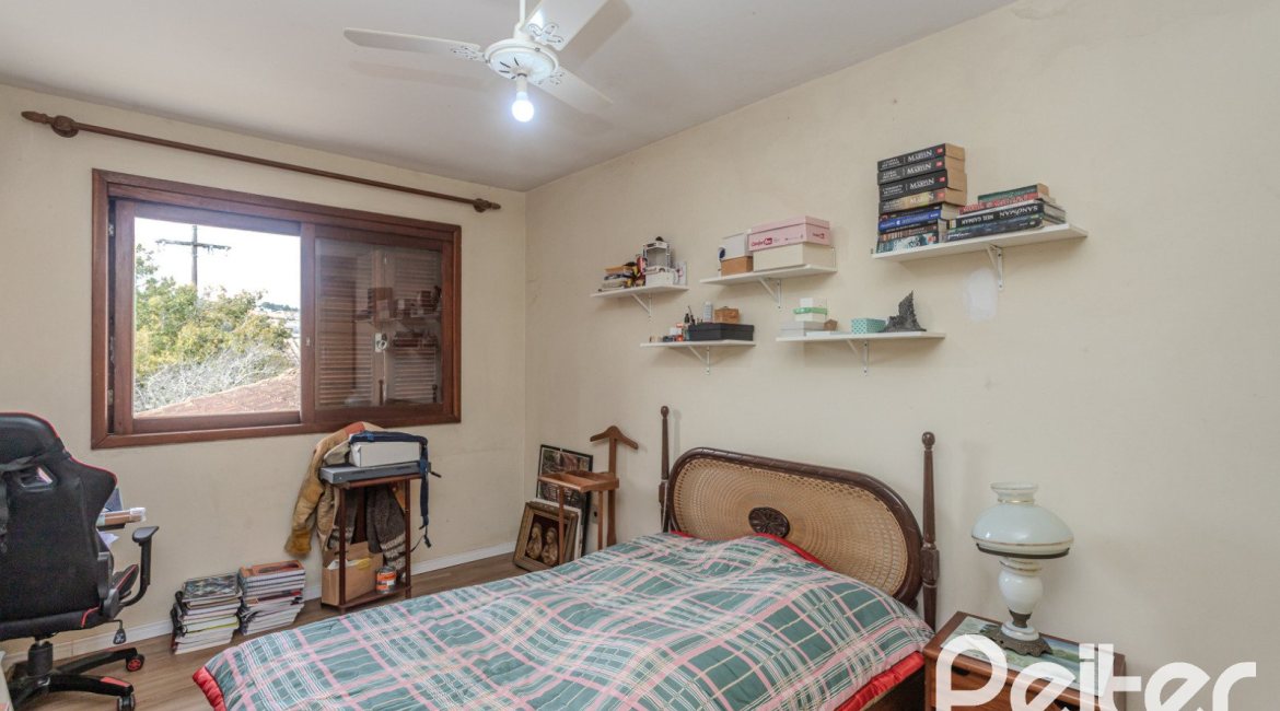 Casa à venda com 248m², 3 dormitórios, 1 suíte, 4 vagas, no bairro Ipanema em Porto Alegre