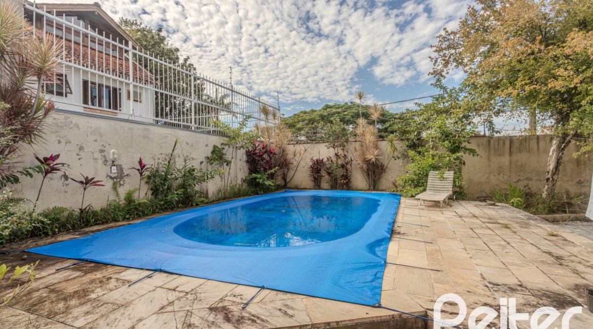 Casa à venda com 248m², 3 dormitórios, 1 suíte, 4 vagas, no bairro Ipanema em Porto Alegre