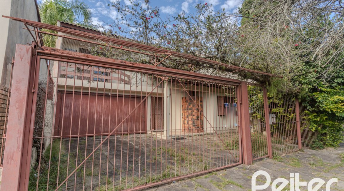 Casa à venda com 248m², 3 dormitórios, 1 suíte, 4 vagas, no bairro Ipanema em Porto Alegre