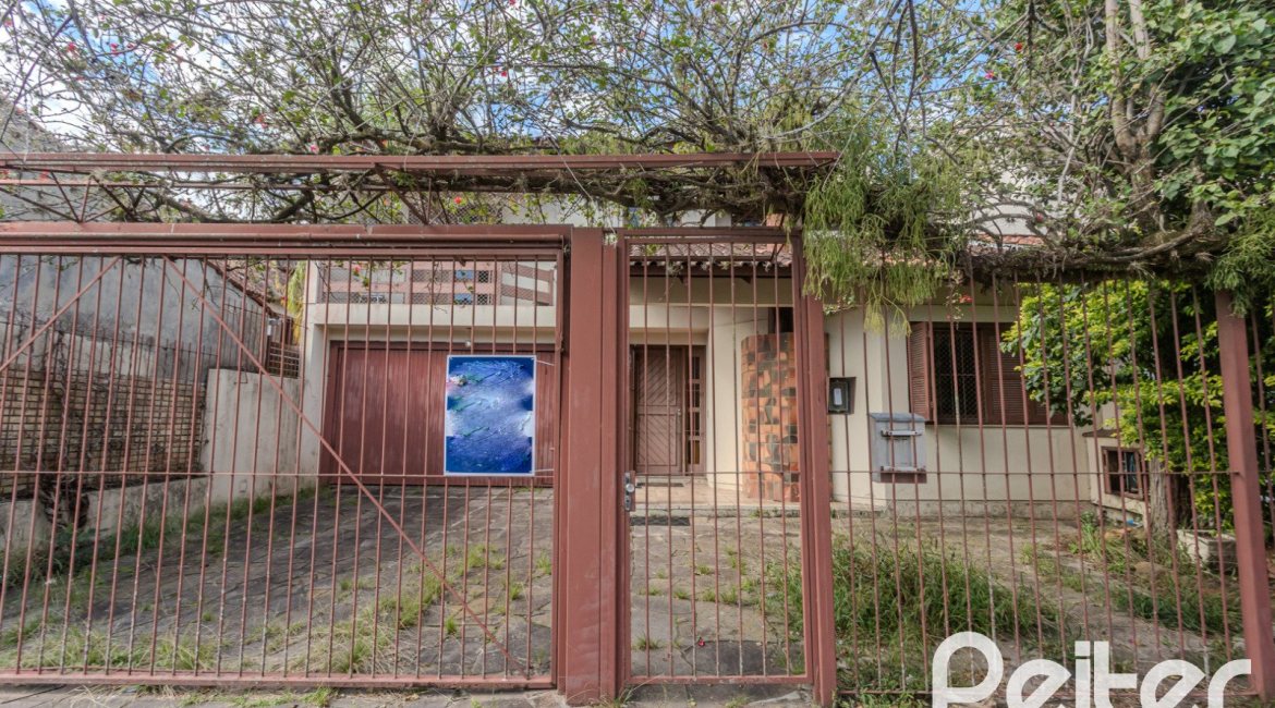 Casa à venda com 248m², 3 dormitórios, 1 suíte, 4 vagas, no bairro Ipanema em Porto Alegre