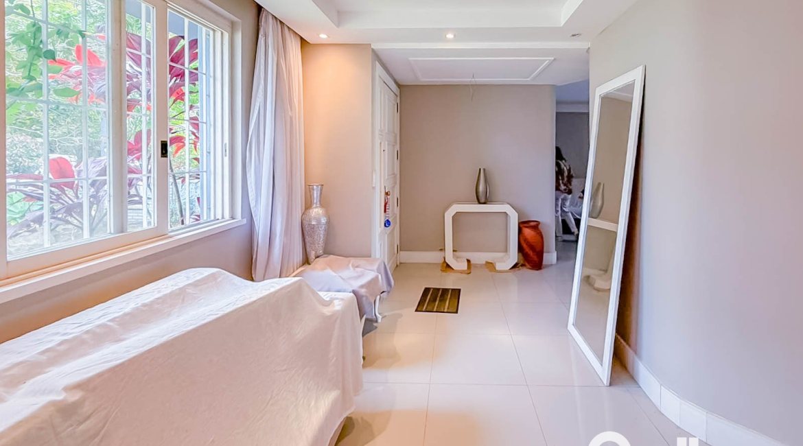 Casa à venda com 280m², 4 dormitórios, 1 suíte, 3 vagas, no bairro Vila Assunção em Porto Alegre