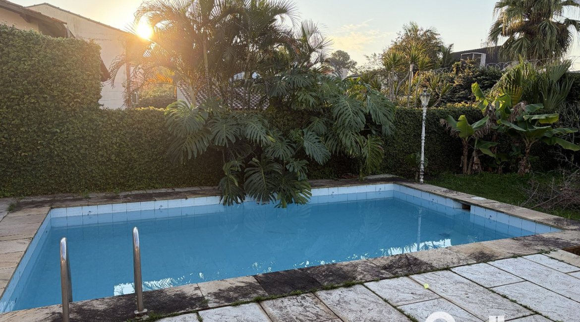 Casa à venda com 280m², 4 dormitórios, 1 suíte, 3 vagas, no bairro Vila Assunção em Porto Alegre