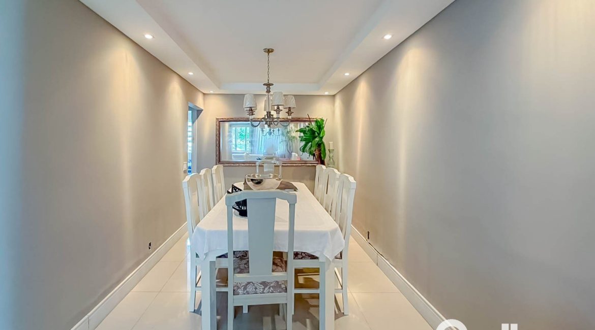 Casa à venda com 280m², 4 dormitórios, 1 suíte, 3 vagas, no bairro Vila Assunção em Porto Alegre