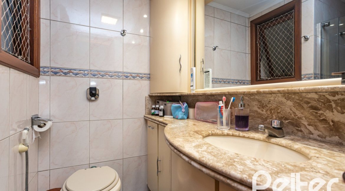 Apartamento à venda com 121m², 3 dormitórios, 1 suíte, 2 vagas, no bairro Tristeza em PORTO ALEGRE
