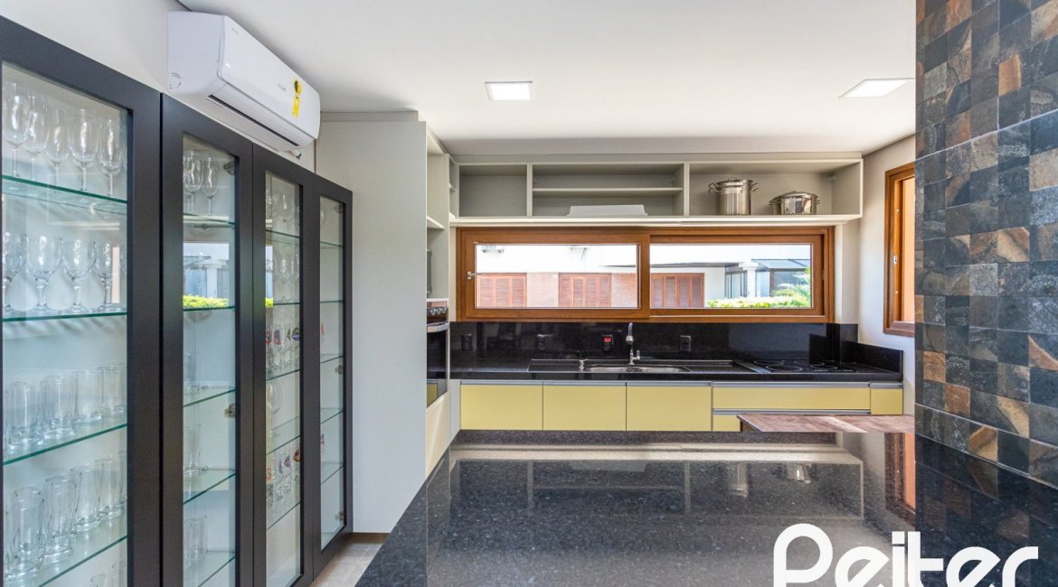 Apartamento à venda com 129m², 4 dormitórios, 1 suíte, 2 vagas, no bairro Ipanema em Porto Alegre
