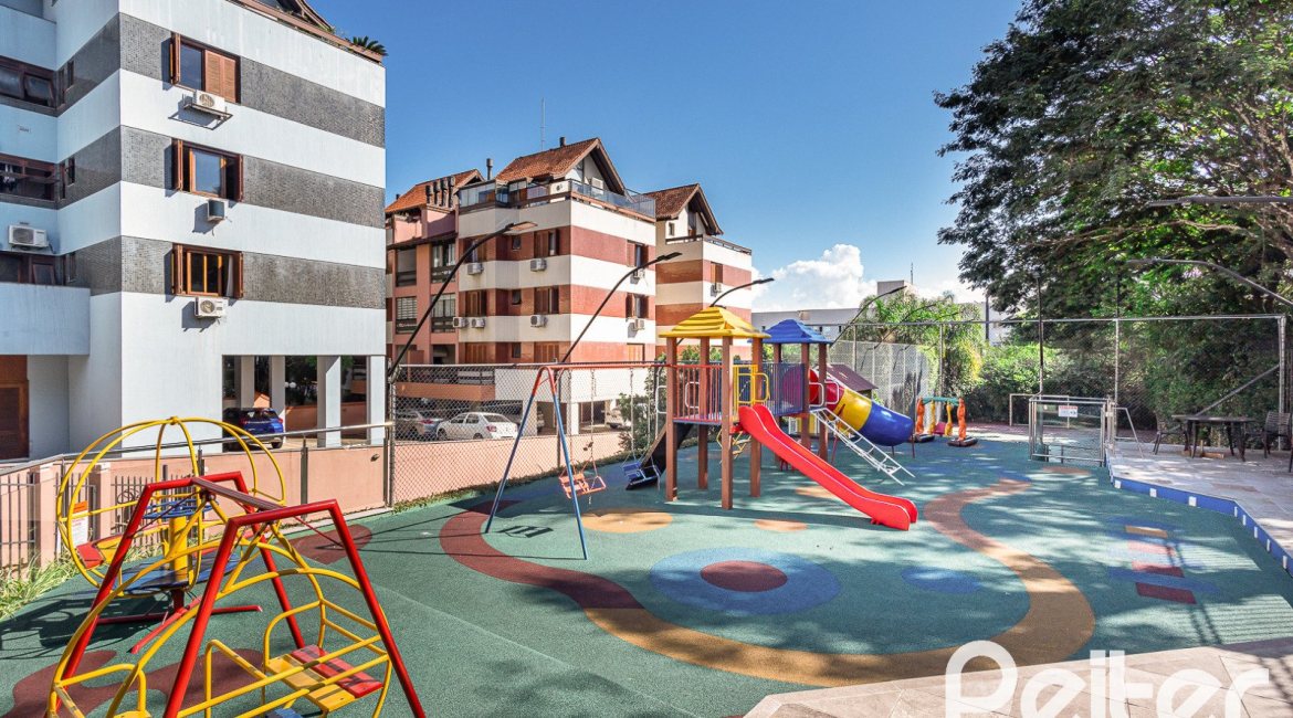 Apartamento à venda com 129m², 4 dormitórios, 1 suíte, 2 vagas, no bairro Ipanema em Porto Alegre