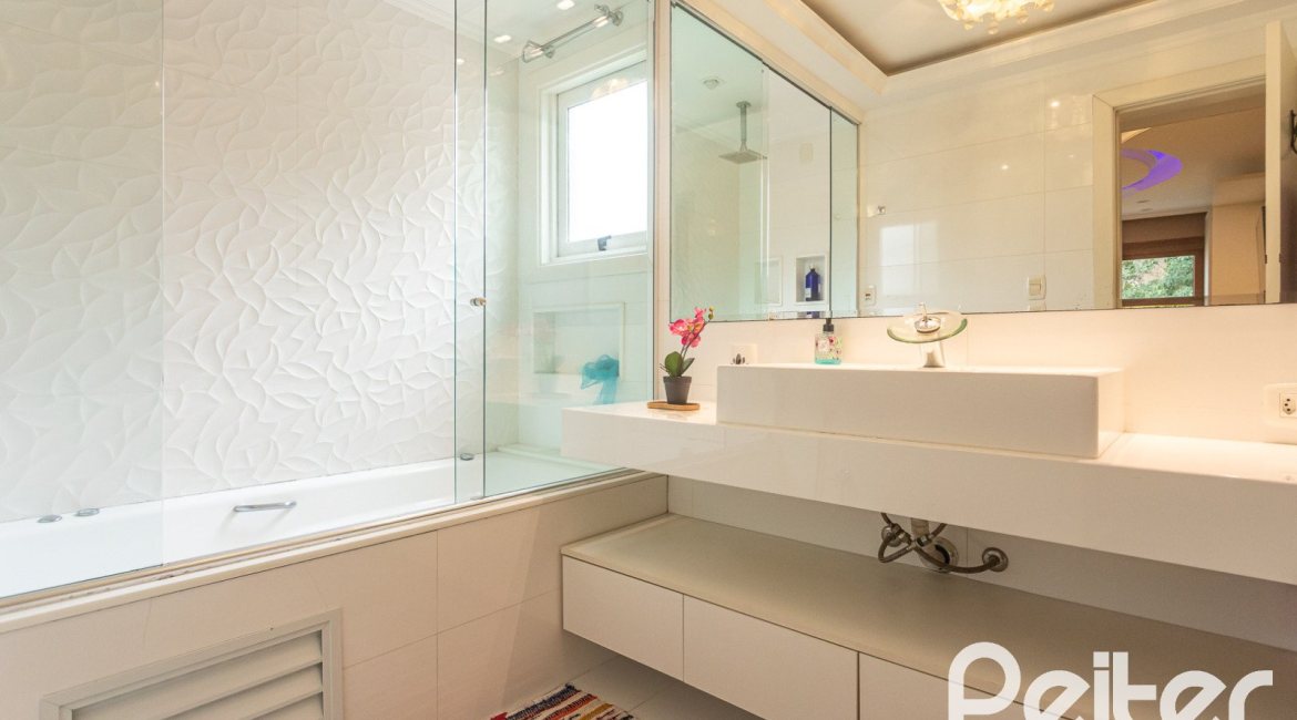 Apartamento à venda com 129m², 4 dormitórios, 1 suíte, 2 vagas, no bairro Ipanema em Porto Alegre