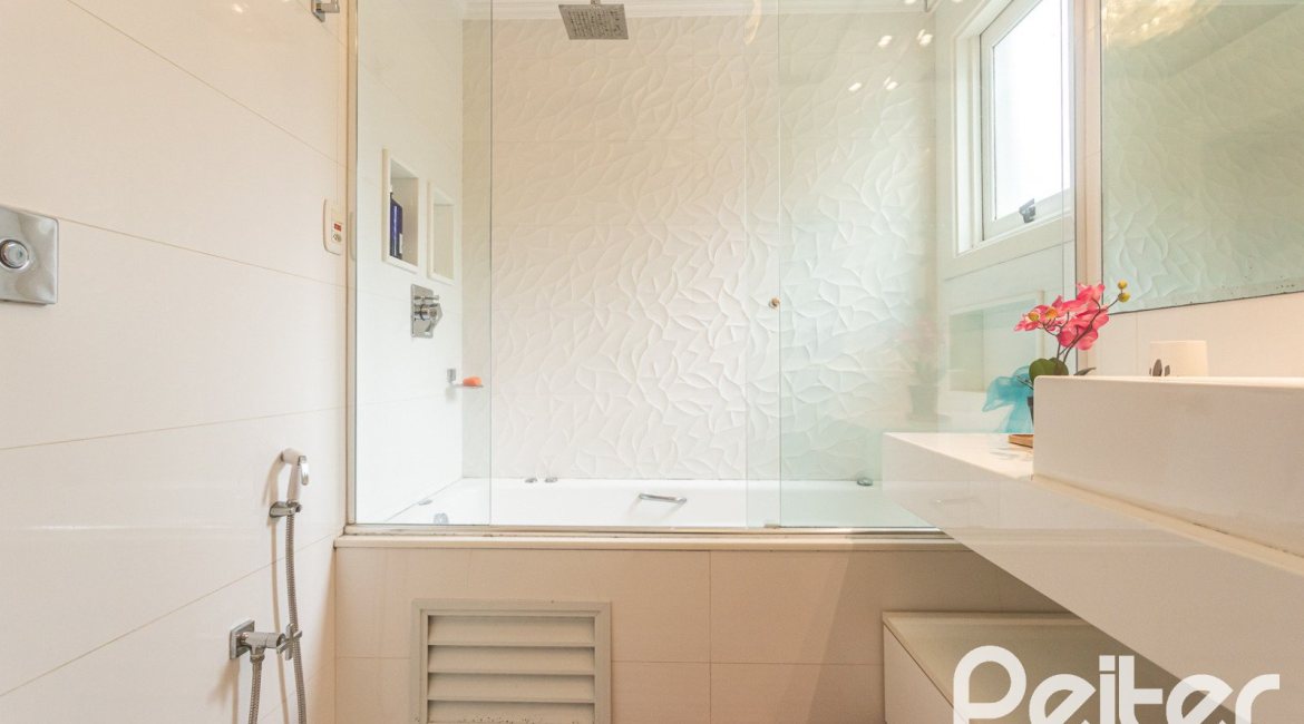 Apartamento à venda com 129m², 4 dormitórios, 1 suíte, 2 vagas, no bairro Ipanema em Porto Alegre