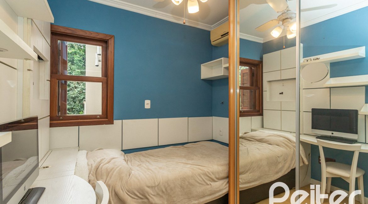 Apartamento à venda com 129m², 4 dormitórios, 1 suíte, 2 vagas, no bairro Ipanema em Porto Alegre
