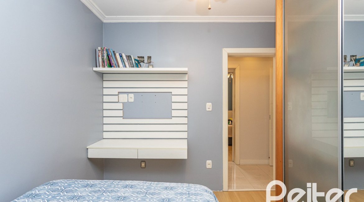 Apartamento à venda com 129m², 4 dormitórios, 1 suíte, 2 vagas, no bairro Ipanema em Porto Alegre