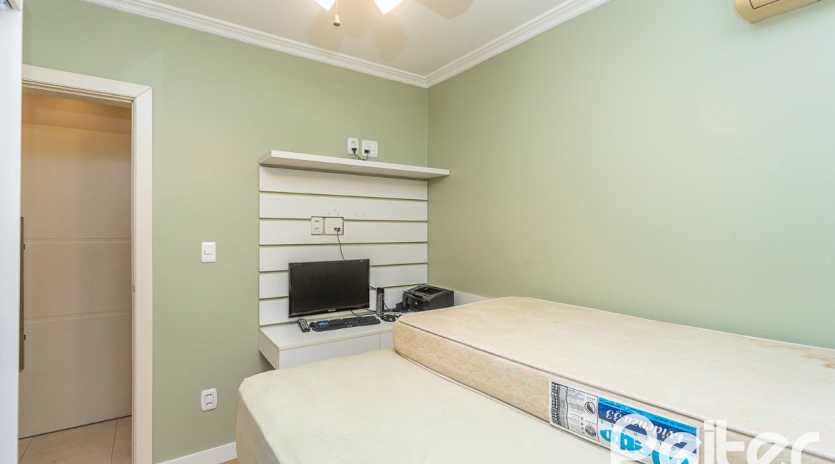 Apartamento à venda com 129m², 4 dormitórios, 1 suíte, 2 vagas, no bairro Ipanema em Porto Alegre