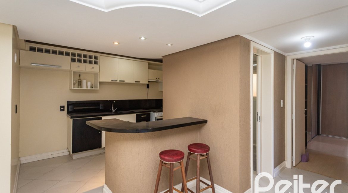 Apartamento à venda com 72m², 2 dormitórios, 1 suíte, 1 vaga, no bairro Cristal em Porto Alegre
