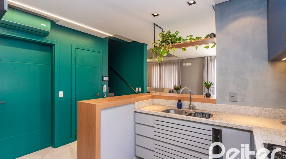 Casa em Condomínio à venda com 154m², 3 dormitórios, 3 suítes, 2 vagas, no bairro Vila Assunção em Porto Alegre