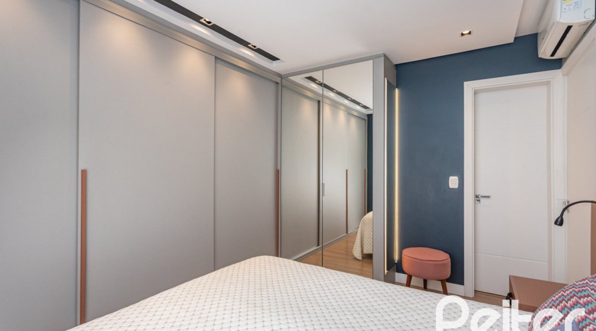 Casa em Condomínio à venda com 154m², 3 dormitórios, 3 suítes, 2 vagas, no bairro Vila Assunção em Porto Alegre