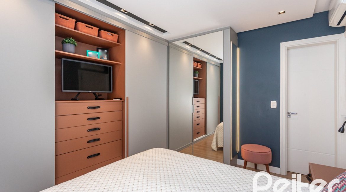 Casa em Condomínio à venda com 154m², 3 dormitórios, 3 suítes, 2 vagas, no bairro Vila Assunção em Porto Alegre